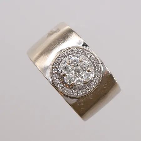 Ring med 31 diamanter (totalt 0,50ct iht. gravering), ø17,2mm, bredde 4,5- 11,8mm, hvitt gull, 14K, bruttovekt 6,5g Vekt: 0 g Kontakt Lånekontoret for frakt