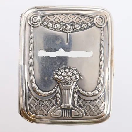 Sigarett-etui i sølv, 9x7cm, gravert for- og bakside, 830S, bruttovekt 57,3g Vekt: 0 g Kontakt Lånekontoret for frakt