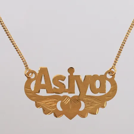 Halssmykke med navn "Asiya", lengde 50cm, bredde 1,9- 27mm, 21K Vekt: 12,2 g Kontakt Lånekontoret for frakt