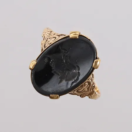 Ring med ridder-motiv gravert i grå sten, ø17,8mm, bredde 1,6- 15,8mm, klippet, 14K, bruttovekt 3g Vekt: 0 g Kontakt Lånekontoret for frakt