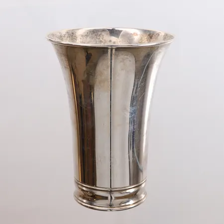 Sølvvase/pokal, D-A, merket "5888", høyde 10,5cm, øvre diameter 8,3cm, 830S Vekt: 102,4 g Kontakt Lånekontoret for frakt