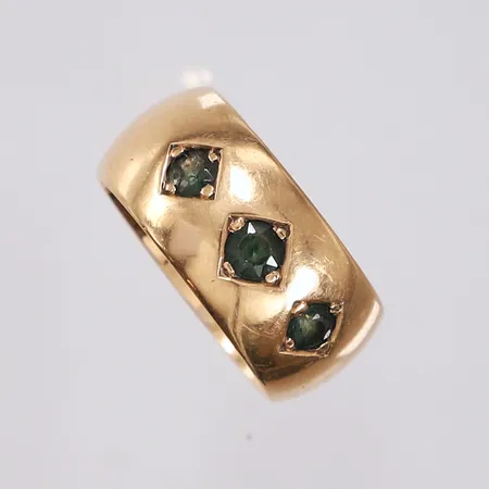 Ring med smaragder (1 x ca. 0,16ct og 2 x ca. 0,10ct), ø15,5mm, stemplet "K.A.R"., bredde 9mm, gravert, 14K, bruttovekt 9,5g Vekt: 0 g Kontakt Lånekontoret for frakt
