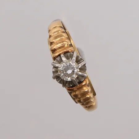 Ring med diamant (1 x ca. 0,23ct), to-farget, ø18,8mm, bredde 1,1- 7,6mm, 18K, bruttovekt 2,9g Vekt: 0 g Kontakt Lånekontoret for frakt