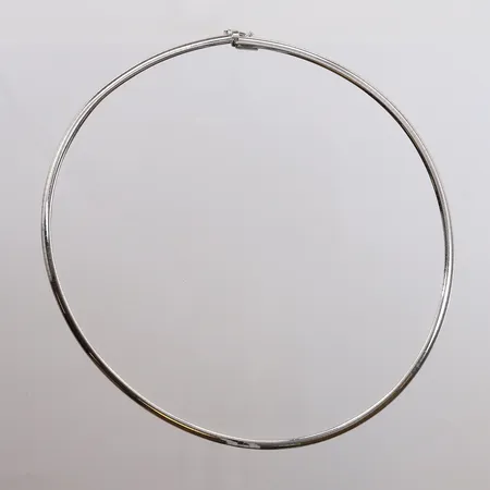 Halskjede, lengde 40cm, bredde 4mm, slitt lås (sikkerhetslås fungerer), hvitt gull, 14K Vekt: 24,6 g Kontakt Lånekontoret for frakt