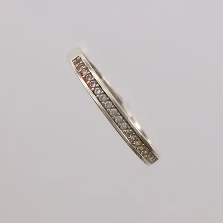 Ring med blanke stener, ø17,1mm, bredde 1,8- 2,5mm, hvitt gull, 9K, bruttovekt 1,3g Vekt: 0 g Kontakt Lånekontoret for frakt