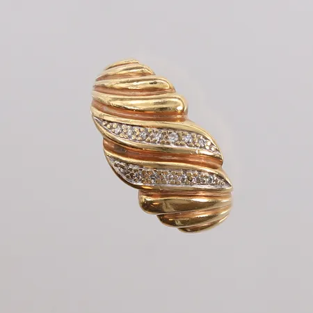 Ring med diamanter (14 x ca. 0,008ct), 3-farget, ø17,4mm, bredde 4,6- 11,4mm, 18K, bruttovekt 9,2g Vekt: 0 g Kontakt Lånekontoret for frakt
