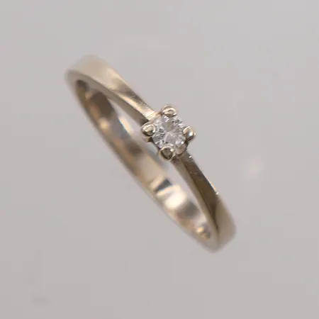 Ring med blank sten, ø18,7mm, bredde 1,8- 3,8mm, hvitt gull, 14K, bruttovekt 3,5g Vekt: 0 g Kontakt Lånekontoret for frakt