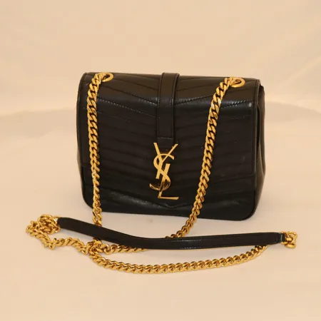 Veske, Yves Saint Laurent, Black Quilted Lambskin Leather Sulpice Triple V-Flap Small Crossbody Bag, gullfarget metall, MÅL: 20x16x6 cm, noe bruksslitasje, uten dustbag, emballasje og papirer Vekt: 0 g Kontakt Lånekontoret for frakt
