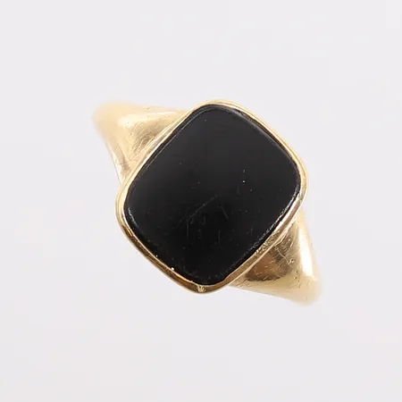 Ring med sort plate (trolig onyx), ø21,2mm, bredde 2,1- 14,5mm, gravert, 14K, bruttovekt 4,7g Vekt: 0 g Kontakt Lånekontoret for frakt