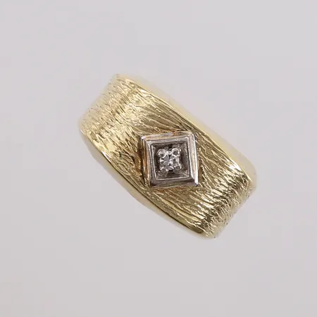 Ring med diamant (1 x ca. 0,02ct), ø15,5mm, bredde 4,1- 9,5mm, 14K Vekt: 3,1 g Kontakt Lånekontoret for frakt
