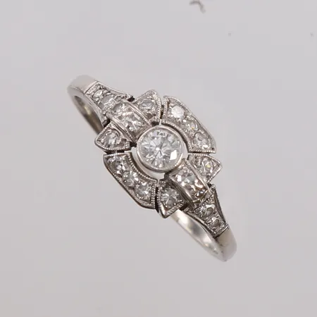 Ring med diamanter (1 x ca. 0,23ct + 12 x ca. 0,02ct + 6 x ca. 0,01ct), ø20,2mm, bredde 1,3- 9,5mm, hvitt gull, 14K, bruttovekt 2,9g Vekt: 0 g Kontakt Lånekontoret for frakt
