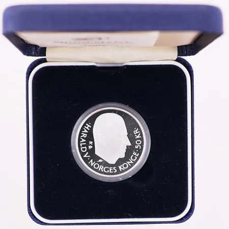 Minnemynt, generalsekretær Trygve Lie, FN 50 år, 50 kroner, utgitt 1995, med etui og sertifikat Norges bank, proofkvalitet, 925S Vekt: 16,9 g Kontakt Lånekontoret for frakt