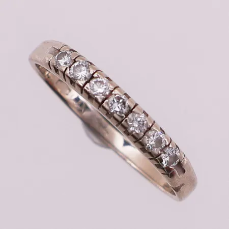 Ring med diamanter, 7 x ca 0,06 ct, Ø 18,4 mm, bredde 1,8 - 2,9 mm, 14K Vekt: 2,1 g Kontakt Lånekontoret for frakt