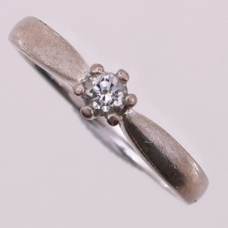 Ring med diamant, 1 x ca 0,15 ct, Ø 17,1 mm, bredde 1,8 - 2,8 mm, 14K Vekt: 3,7 g Kontakt Lånekontoret for frakt