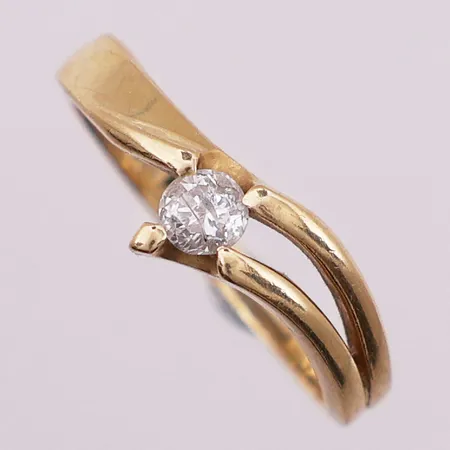 Ring med diamant, 1 x ca 0,19 ct, Ø 17 mm, bredde 2 - 6 mm, 18K Vekt: 2,6 g Kontakt Lånekontoret for frakt