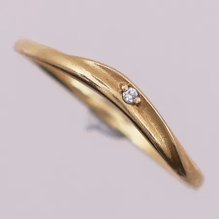 Ring med diamant, 1 x ca 0,008 iht gravering, ct, Ø 16,5 mm, bredde 1,3 - 2,2 mm, 18K Vekt: 0,9 g Kontakt Lånekontoret for frakt