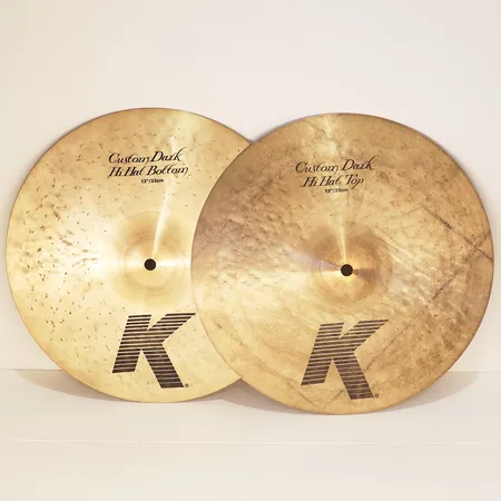 Hi-hat Zildjian Custom dark, 13"/33 cm, made in USA, topp: serienr JD 34977 073, 828,4 g, bunn: serienr JD 35216 -035, 1101,9 g, år ca 2004 Kontakt Lånekontoret for frakt