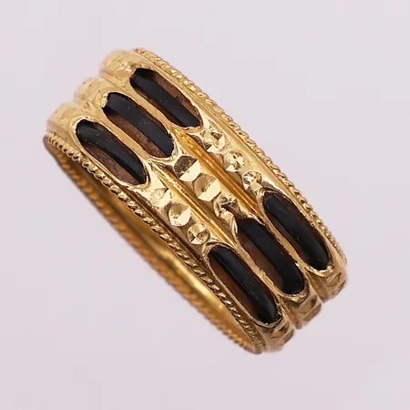 Ring med sorte detaljer, Ø 19,8 mm, bredde 9,5 mm, 22K Vekt: 6,1 g Kontakt Lånekontoret for frakt
