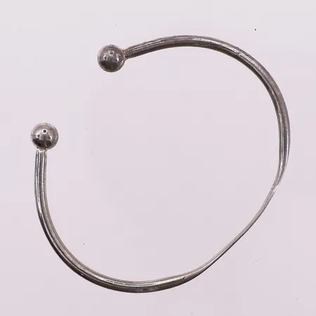 Armbånd, Ø 53 mm, bredde 2,5 - 6 mm, 925S Vekt: 7,7 g Kontakt Lånekontoret for frakt