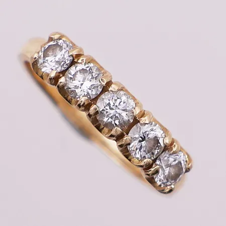 Ring med diamanter, 5 x ca 0,15 ct, Ø 16 mm, bredde 2,4 - 4,1 mm, feilstemplet,14K Vekt: 3 g Kontakt Lånekontoret for frakt