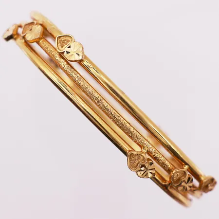 Armring med tre ringer, Ø 60 mm, bredde 11 mm, mangler stempel, 21K Vekt: 24,2 g Kontakt Lånekontoret for frakt