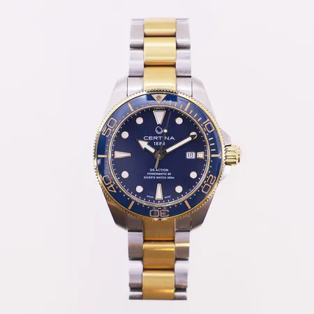 Herrur Certina Action Date, Ø 43 mm, reffnr CO32.607.22.041.00, serienr 38UVLB15C, foldespenne, 25 juveler, safirglass, blå urskive og bezel, 3 ekstra lenkeledd, boks, ytterboks, pute, reiseetui, sertifikat Kontakt Lånekontoret for frakt