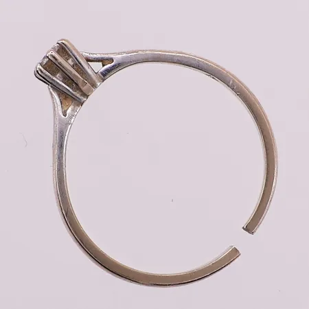 Skrogull, ring med diamant, 1 x 0,15 ct iht gravering, Ø ca 16,5 mm, bredde 2,2 - 4 mm, klippet, 14K Vekt: 2 g Kontakt Lånekontoret for frakt
