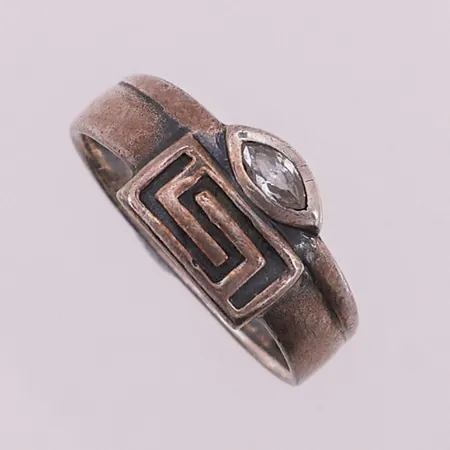 Ring med klare stener, Ø  17,5 mm, bredde 3,2 - 9,2 mm, 925S Vekt: 3,2 g Kontakt Lånekontoret for frakt