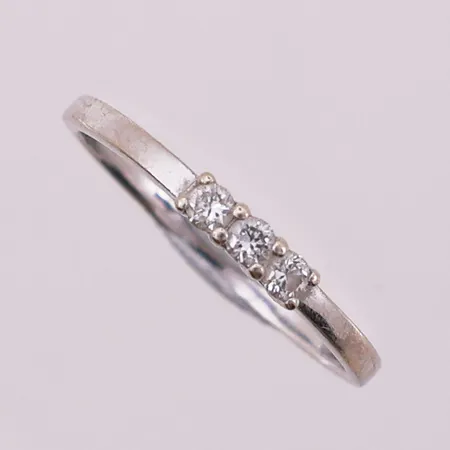 Ring med diamanter, 3 x ca 0,03 ct, Ø 17,3 mm, bredde 1,3 - 2,4 mm, 14K Vekt: 1,5 g Kontakt Lånekontoret for frakt