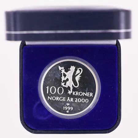 Minnemynt, tusenårsmynten, 100 kr, anledning tusenårsskiftet, utgitt 1999 av Norges bank, med etui, sertifikat og følgebrev, proofkvalitet, 925S Vekt: 34,1 g Kontakt Lånekontoret for frakt