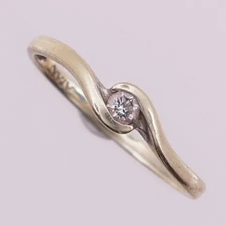 Ring med diamant, 1 x ca 0,08 ct, Ø 17 mm, bredde 1,6 - 4,2 mm, mangler stempel, 14K Vekt: 1,4 g Kontakt Lånekontoret for frakt