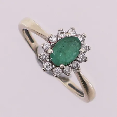 Ring med diamanter og grønn sten, 12 x ca 0,01ct, Ø 16 mm, bredde 1,5 - 9,7 mm, 14K Vekt: 2 g Kontakt Lånekontoret for frakt