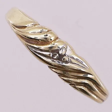 Ring, Ø 16,5 mm, bredde 4,2 mm, skjev, 14K Vekt: 0,9 g Kontakt Lånekontoret for frakt