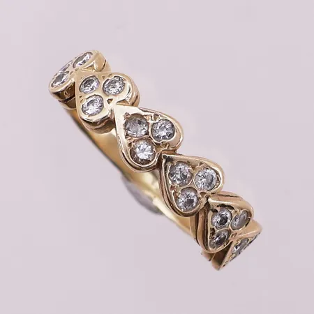 Ring med diamanter, 18 x ca 0,04 ct, Ø 20,7 mm, bredde 2,6 - 6,3 mm, mangler stempel, 14K Vekt: 6,7 g Kontakt Lånekontoret for frakt