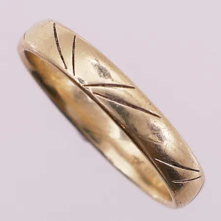Ring, ca ø19,5mm, bredde ca 4mm, personlig gravert, 14K gull. Vekt: 4 g Kontakt Lånekontoret for frakt