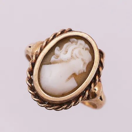 Ring med camè, Ø 17,6 mm, bredde 2,4 - 16,9 mm, 14K Vekt: 3,8 g Kontakt Lånekontoret for frakt