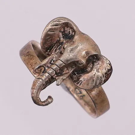 Ring, Ø 18,7  mm, bredde 3,1- 16,2 mm, 925S Vekt: 2,7 g Kontakt Lånekontoret for frakt