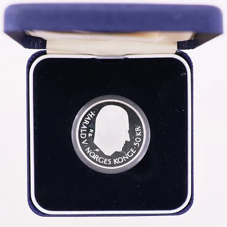 Minnemynt, generalsekretær Trygve Lie, FN 50 år, 50 kroner, utgitt 1995, med etui og sertifikat Norges bank, proofkvalitet, 925S Vekt: 16,9 g Kontakt Lånekontoret for frakt