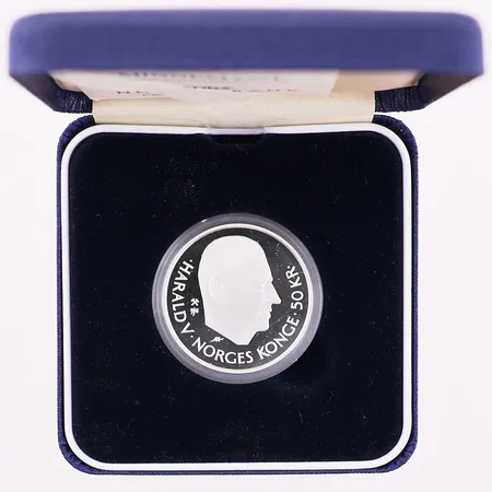 Minnemynt, generalsekretær Trygve Lie, FN 50 år, 50 kroner, utgitt 1995, med etui og sertifikat Norges bank, proofkvalitet, 925S Vekt: 16,9 g Kontakt Lånekontoret for frakt