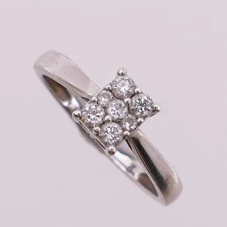 Ring med briljantslipte diamanter, 4 x ca 0,04 ct, 1 x ca 0,03 ct og 2 x ca 0,015 ct, ca Ø 15,75 mm, bredde ca 1,5 mm, 9K Vekt: 1,5 g Kontakt Lånekontoret for frakt