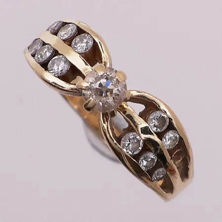Ring med diamanter, 1 x ca 0,34 ct, 8 x ca 0,04 ct, 3 x ca 0,03 ct, Ø 19,3 mm, bredde 2,7 - 7,2 mm, mangler stempel og 1 diamant, 14K Vekt: 4,5 g Kontakt Lånekontoret for frakt