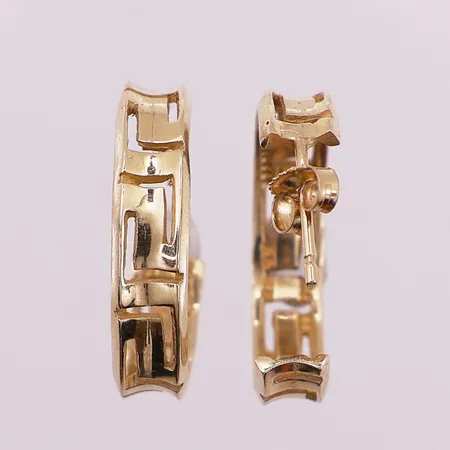 Ett par øredobber med med gresk nøkkelmønster, Ø 21,8 mm, bredde 5,4 mm, mangler 1 stopper, 14K Vekt: 4,9 g Kontakt Lånekontoret for frakt