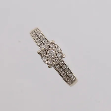 Ring med 37 diamanter (totalt 0,30ct iht. gravering), ø16,5mm, bredde 1,8- 6mm, hvitt gull, 9K, bruttovekt 2,9g Vekt: 0 g Kontakt Lånekontoret for frakt