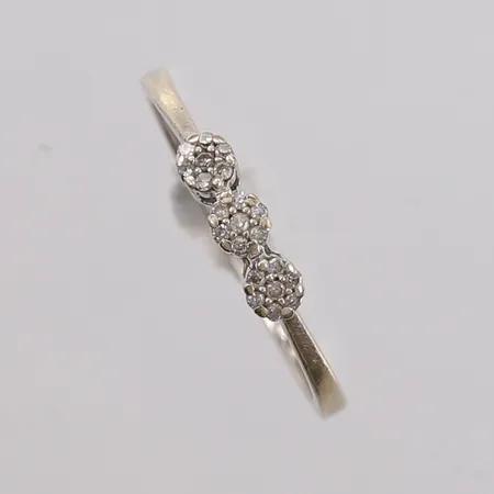 Ring med 21 diamanter (totalt ca. 0,12ct), ø17,8mm, bredde 1,7- 3,2mm, hvitt gull, 9K, bruttovekt 1,4g Vekt: 0 g Kontakt Lånekontoret for frakt