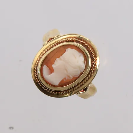 Ring med camée, ø15,6mm, bredde 1,4- 16,3mm, ripete på innsiden, 14K, bruttovekt 2,6g Vekt: 0 g Kontakt Lånekontoret for frakt