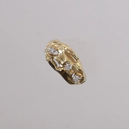 Ring med diamanter (3 x ca. 0,04ct), ø17,4mm, bredde 1,7- 9,6mm, 14K, bruttovekt 4,5g Vekt: 0 g Kontakt Lånekontoret for frakt