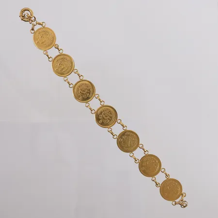 Armbånd med 7 mynter, lengde 19,5cm, bredde 4,5- 16,7mm, 20K (myntene er 900/1000 = 21,6K), bruttovekt 18,5g Vekt: 0 g Kontakt Lånekontoret for frakt