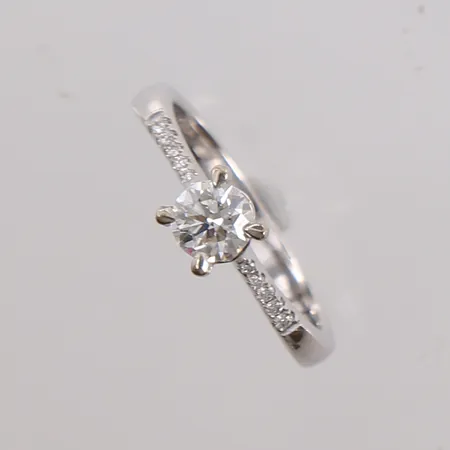 Ring med 11 briljantslipte diamanter (1 x 0,41ct, H / VVS2 og 10 x ca. 0,005ct), ø15,8mm, bredde 2,9- 5,3mm, med GIA-sertifikat, hvitt gull, 18K, bruttovekt 3,4g Vekt: 0 g Kontakt Lånekontoret for frakt