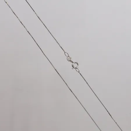 Kjede Veneziansk, lengde 42cm, bredde 0,6mm, hvitt gull, 14K Vekt: 1,3 g Kontakt Lånekontoret for frakt