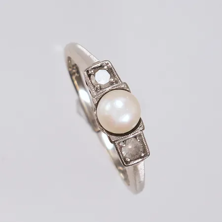 Ring med diamanter (2 x ca. 0,03ct) og perle, ø17,3mm, bredde 1- 6mm, klippet, 14K, bruttovekt 2,5g Vekt: 0 g Kontakt Lånekontoret for frakt